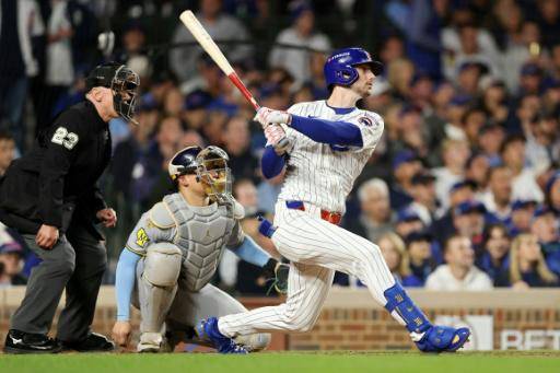 El jugador de béisbol Kyle Tucker batea en un partido de los playoffs con los Cachorros ante los Cerveceros de Milwaukee el 9 de octubre de 2025 en Chicago (Illinois, EEUU)