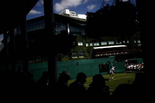 El peruano Ignacio Buse al servicio ante el estadounidense Emilio Nava en su partido de primera ronda de Wimbledon, en el All England Lawn Tennis and Croquet Club de Wimbledon, suroeste de Londres, el 29 de junio de 2026