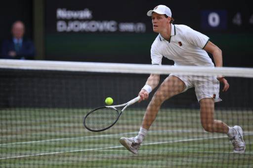 El italiano Jannik Sinner devuelve una pelota al serbio Novak Djokovic durante su partido de semifinales de Wimbledon, el 10 de julio de 2026.
