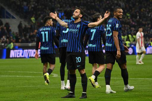 El volante turco del Inter de Milán, Hakan Calhanoglu, celebra un gol de penal marcado en el partido de la Serie A entre Inter y Génova, en San Siro, el 28 de febrero de 2026