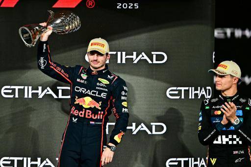 El nuevo campeón mundial de Fórmula 1 Lando Norris (derecha) y Max Verstappen, ganador del Gran Premio de Abu Dabi, el 7 de diciembre de 2025 en el circuito de Yas Marina