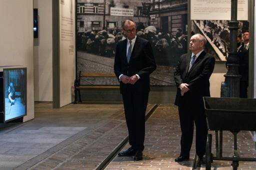 El canciller de Alemania, Friedrich Merz (c), visita el Museo Yad Vashem del Holocausto, en Jerusalén, el 7 de diciembre de 2025