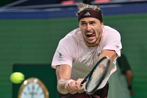 El tenista alemán Alexander Zverev devuelve una bola al kazajo Alexander Bublik en octavos de final del Masters de Shanghái el 13 de octubre de 2026