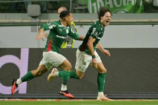El argentino #04 Agustin Giay (derecha) celebra con su compañero de equipo #09 Vitor Roque tras anotar para Palmeiras en duelo ante Liga de Quito, por cuartos de Libertadores en Sao Paulo el 9 de setiembre de 2026