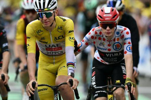 Jonas Vingegaard, con el maillot a lunares de mejor escalador, saluda a Tadej Pogacar en el momento de la llegada a meta en la 20ª etapa de la 112ª edición del Tour de Francia, el 26 de julio de 2025 en Pontarlier