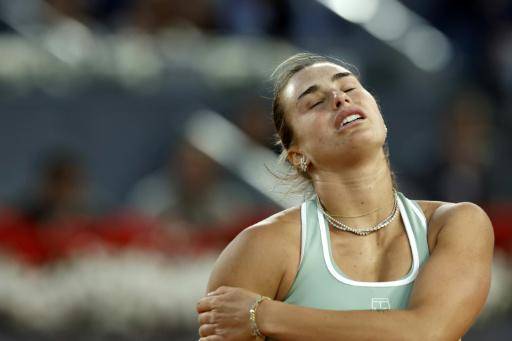 La bielorrusa Aryna Sabalenka se lamenta tras perder un punto contra la estadounidense Hailey Baptiste en el WTA 1000 de Madrid el 28 de abril de 2026