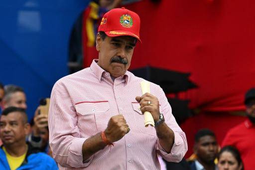 El presidente de Venezuela, Nicolás Maduro, baila durante un mitin con miles de simpatizantes, el 1 de diciembre de 2025 en Caracas