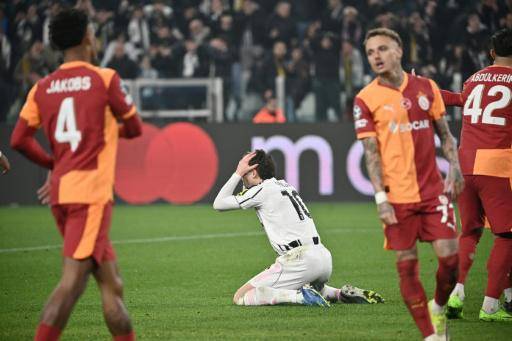 Kenan Yildiz se lamenta tras fallar una ocasión para la Juventus ante el Galatasaray en la vuelta del playoff de la Liga de Campeones. En Turín (noroeste de Italia), el 25 de febrero de 2026