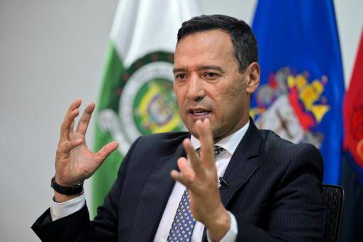 El ministro de Defensa colombiano, Pedro Sánchez, habla durante la entrevista con la AFP, el 16 de marzo de 2026 en Bogotá