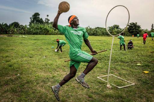 Un jugador de Quidditch en Lwengo (Uganda)