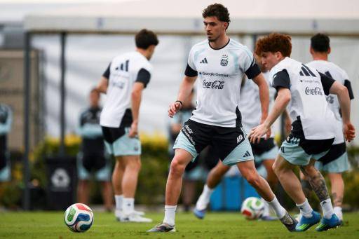 Los defensas de Argentina Joaquín Panichelli (izq.) y Valentín Barco entrenan con su selección el 26 de marzo de 2026 en Ezeiza