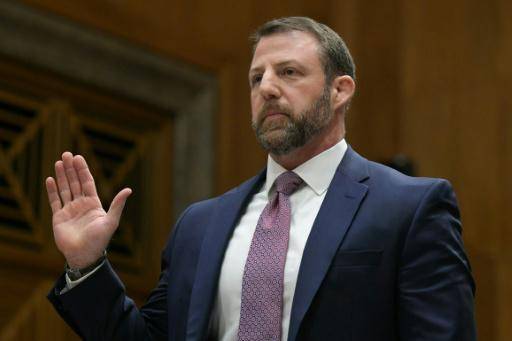 El senador republicano Markwayne Mullin, candidato del presidente Donald Trump para secretario de Seguridad Nacional, prestando juramento al inicio de su audiencia en el Senado, el 18 de marzo de 2026