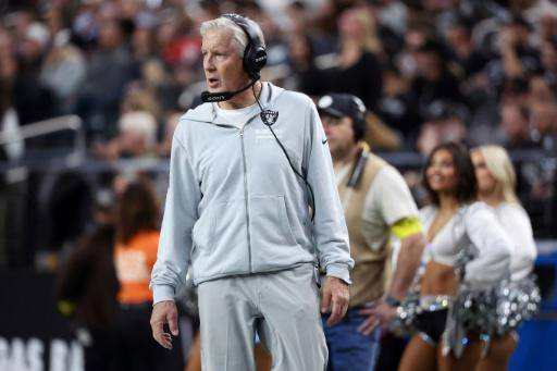 El veterano Pete Carroll en el banco de Las Vegas Raiders durante el partido contra los Kansas City Chiefs el 4 de enero de 2026