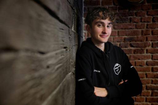 La esperanza francesa del ciclismo, Paul Seixas (Decathlon CMA-CGM) posa para la AFP el 5 de febrero durante un stage en Sierra Nevada, en España