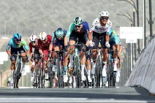 El ciclista mexicano Isaac del Toro se acerca a la meta de la primera etapa de la Vuelta a Emiratos encabezando el pelotón el 16 de febrero de 2026 en Liwa Palace, Abu Dabi