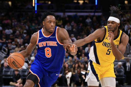 Og Anunoby #8 de los New York Knicks avanza hacia la canasta ante la marca de Jarace Walker #5 de los Indiana Pacers durante el segundo cuarto en el Gainbridge Fieldhouse de Indianápolis, Indiana, el 13 de marzo de 2026