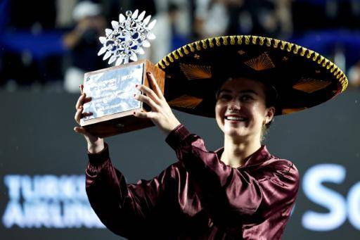 La estadounidense Iva Jovic levanta el trofeo tras ganar la final individual femenina del torneo WTA Guadalajara Open en el Centro Panamericano de Tenis de Zapopan, México, el 19 de septiembre de 2026