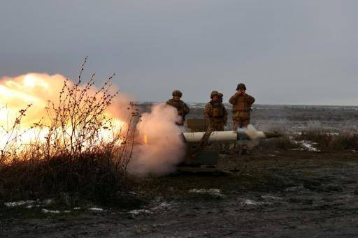 Una imagen divulgada por el servicio de prensa de la 65ª Brigada Mecanizada de las Fuerzas Armadas de Ucrania muestra a militares disparando de un misil antitanque durante unas maniobras en la región de Zaporiyia, el 4 de enero de 2026 al este de Ucrania