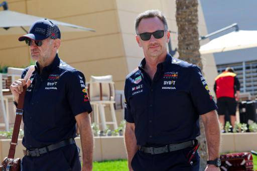 El ingeniero Adrian Newey (izquierda) y el patrón de Red Bull Christian Horner (derecha) llegan al Circuito Internacional de Baréin antes de la primera sesión de entrenamientos libres del Gran Premio de Baréin, el 29 de febrero de 2024 en Sakhir.