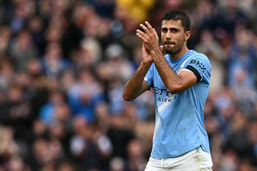 El centrocampista español del Manchester City, Rodri, aplaude al público tras ser sustituido en el partido de la Premier League contra el Manchester United, en el Etihad Stadium de Mánchester, noroeste de Inglaterra, el 14 de septiembre de 2025