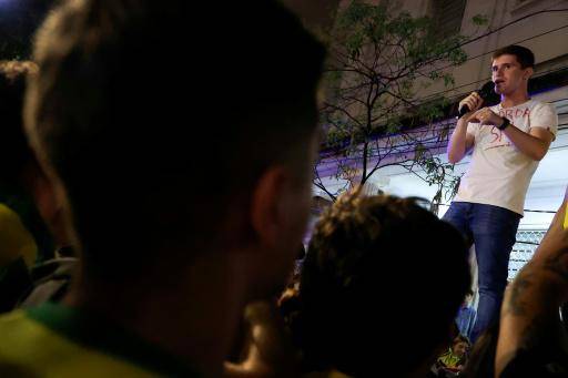 El diputado del estado de Sao Paulo Lucas Pavanato muestra su apoyo al senador y candidato a la presidencia de Brasil por el Partido Liberal, Flávio Bolsonaro, el 14 de octubre de 2026 en el exterior de la Universidad Mackenzie, en Sao Paulo