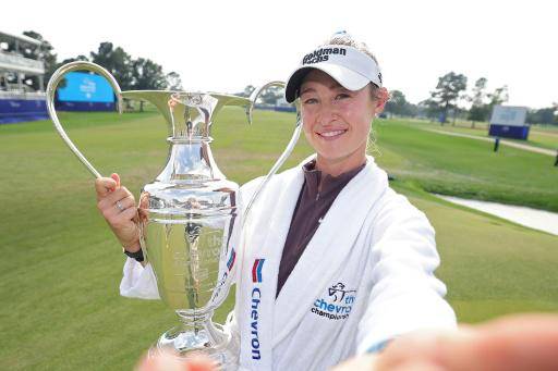 La estadounidense Nelly Korda simula tomarse una selfie con el Trofeo Dinah Shore después de ganar el Chevron Championship 2026 en el campo de golf Memorial Park en Houston, Texas, el 26 de abril de 2026