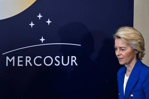 La presidenta de la Comisión Europea, Ursula von der Leyen, en una cumbre del Mercosur en Montevideo el 6 de diciembre de 2024