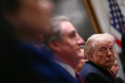 El presidente de Estados Unidos, Donald Trump, escucha durante una reunión de su gabinete el 29 de enero de 2026 en la Casa Blanca, en Washington