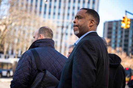 El exjugador de la NBA y asistente técnico Damon Jones sale del Tribunal Federal de Brooklyn, en Nueva York, el 24 de noviembre ed 2025