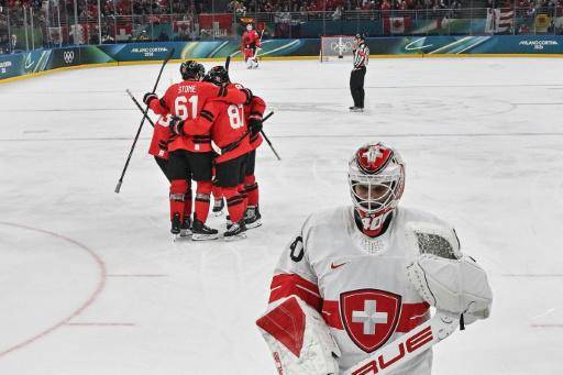 Los jugadores de Canadá (izquierda) festejan uno de sus goles a Suiza en la fase de grupos del hockey hielo masculino de los Juegos Olímpicos. En Milán (norte de Italia), el 13 de febrero de 2026