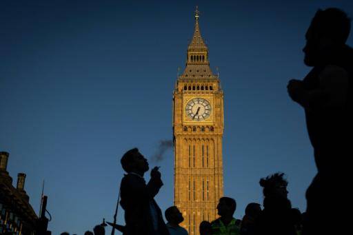 Una persona fuma con el Big Ben de fondo el 16 de septiembre de 2022 en Londres