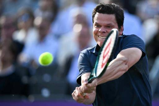El tenista canadiense Milos Raonic juega contra el estadounidense Taylor Fritz el 19 de junio de 2024 en el torneo de Queen's, en Londres