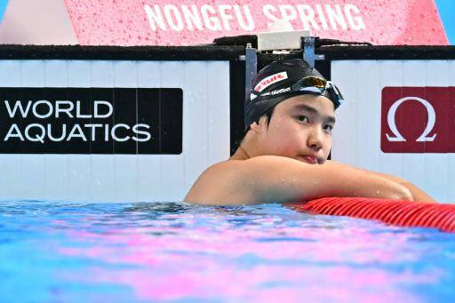 La nadadora china Yu Zidi se recupera tras una serie de 400 metros estilos del Campeonato del Mundo, en Singapur, el 3 de agosto de 2025