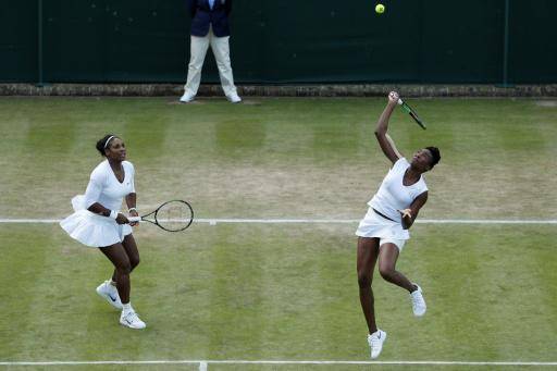 Las hermanas Serena (izq.) y Venus Williams juegan contra las belgas Elise Mertens y An-Sophie Mestach un partido de dobles del torneo de tenis de Wimbledon, en Londres, el 2 de julio de 2016