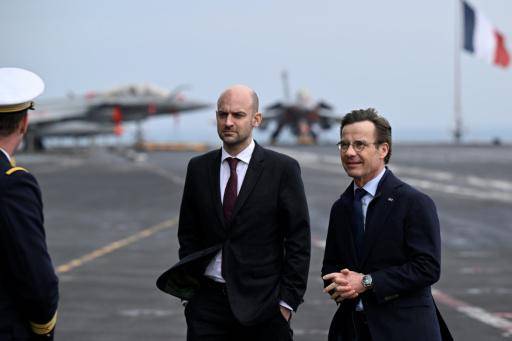 El primer ministro de Suecia, Ulf Kristersson (drcha.), y el ministro de Relaciones Exteriores de Francia, Jean-Noël Barrot, el 27 de febrero de 2026 a bordo del portaaviones francés Charles de Gaulle en la ciudad sueca de Malmo
