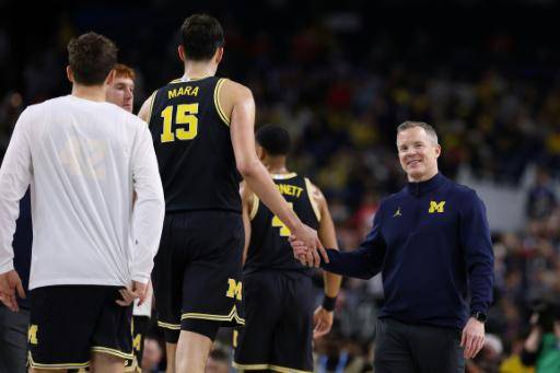 Dusty May, entrenador de los Michigan Wolverines, saluda al jugador español Aday Mara en un juego de la final a cuatro universitaria en Indianápolis el 4 de abril de 2026