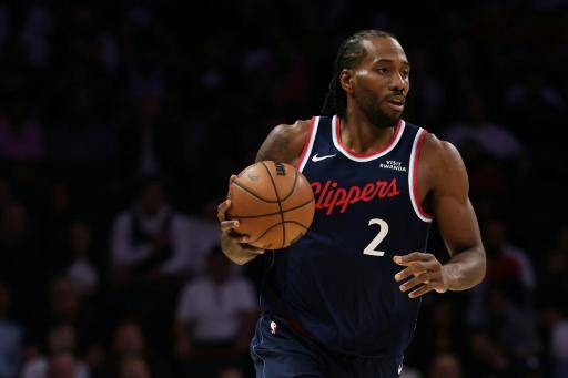 El jugador de Los Angeles Clippers Kawhi Leonard controla la pelota en un partido de la NBA contra los Heat el 1 de diciembre de 2025 en Miami