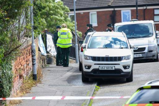 Agentes de policía en el lugar de un ataque con cuchillo en la avenida Kinnaird, en el norte de Belfast, en Irlanda del Norte, el 9 de junio de 2026.