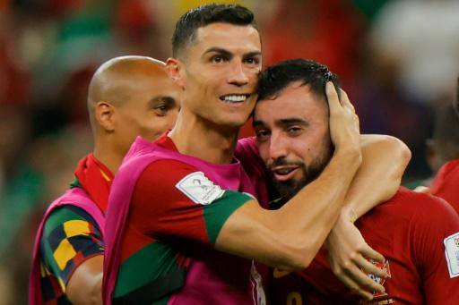 El portugués Cristiano Ronaldo (izquierda) abraza a su compañero Bruno Fernandes tras el triunfo del lunes ante Uruguay.