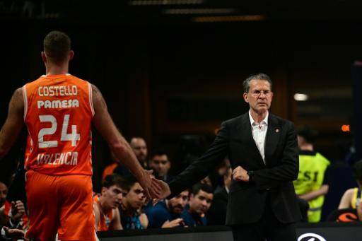 El técnico Pedro Martínez choca la mano a su pívot Matthew Costello durante la semifinal de la 'Final Four' de la Euroliga de baloncesto entre el Valencia Basket y el Real Madrid, ganada por este último, el 22 de mayo de 2026 en Atenas