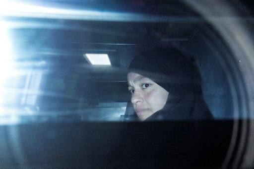 Zeinab Ahmad, una de las dos mujeres relacionadas con el Estado Islámico, abandona el Tribunal de Magistrados de Melbourne en un vehículo policial el 8 de mayo de 2026