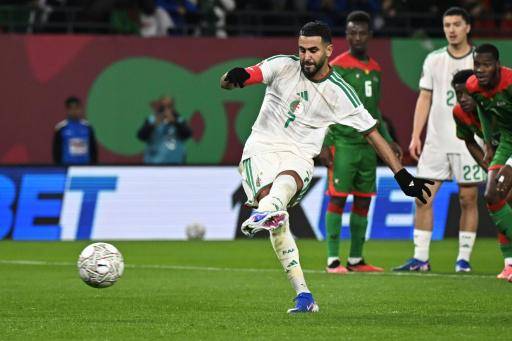Riyad Mahrez marca de penal el tanto de la victoria de Argelia ante Burkina Faso en la fase de grupos de la Copa de África de Naciones. En Rabat (Marruecos), el 28 de diciembre de 2025
