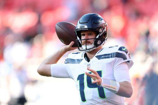El mariscal de campo de los Seattle Seahawks, Sam Darnold, calienta previo a un partido de pretemporada ante Kansas City Chiefs en el Arrowhead Stadium, en Kansas City, el 28 de agosto de 2026