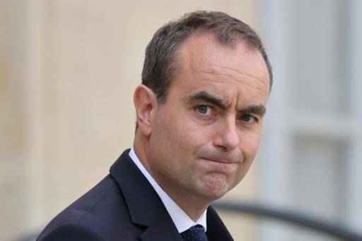 El primer ministro de Francia, Sébastien Lecornu, se marcha del Palacio del Elíseo, en París, el 1 de octubre de 2026, al final de una reunión de gabinete