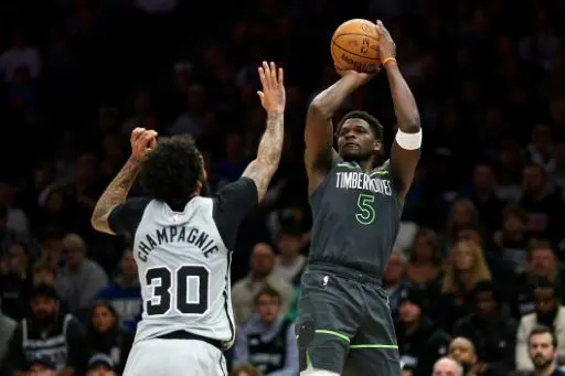 Anthony Edwards, de los Minnesota Timberwolves, lanza frente a Julian Champagnie, de los San Antonio Spurs, en el partido del 11 de enero de 2026