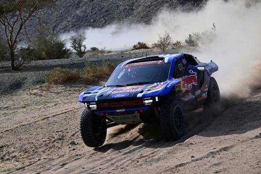 Mitch Guthrie toma una curva durante la segunda etapa del Rally Dakar, entre Yanbu y Al Ula, el 5 de enero de 2026 en Arabia Saudí