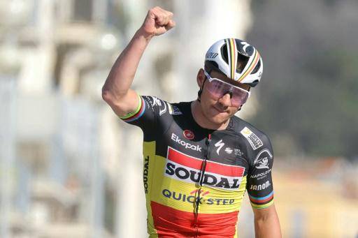 El corredor belga del Soudal Quick–Step Remco Evenepoel celebra en meta su victoria en la octava etapa de la París-Niza, en Niza, el 10 de marzo de 2024