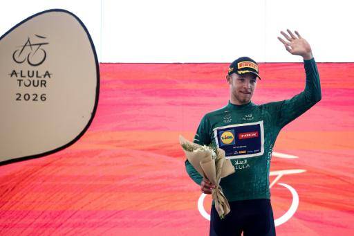 El ciclista italiano Jonathan Milan recibe su premio de ganador de la primera etapa del AlUla Tour, en Arabia Saudí, el 27 de enero de 2026