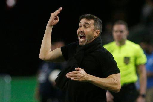 El entrenador argentino Eduardo Coudet en el partido de la liga brasileña entre Gremio e Internacional en el estadio Major António Couto Pereira en Curitiba, Brasil, el 22 de junio de 2024