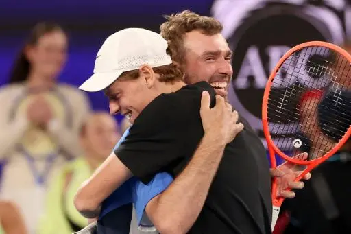 El jugador de tenis aficionado Jordan Smith ganó el torneo One Point Slam batiendo a Jannik Sinner, con el que se abraza, en Melbourne el 14 de enero de 2026